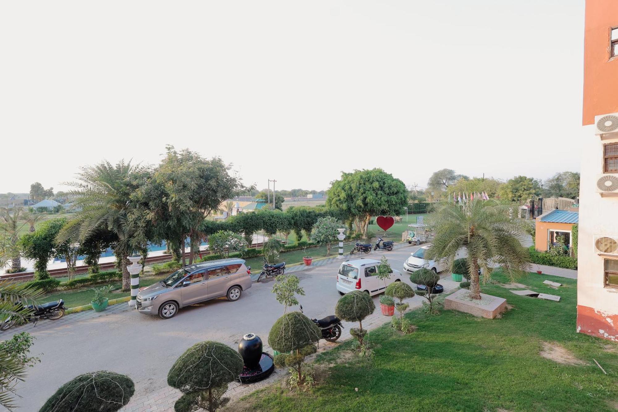 Elegance Resort Vrindavan Bagian luar foto