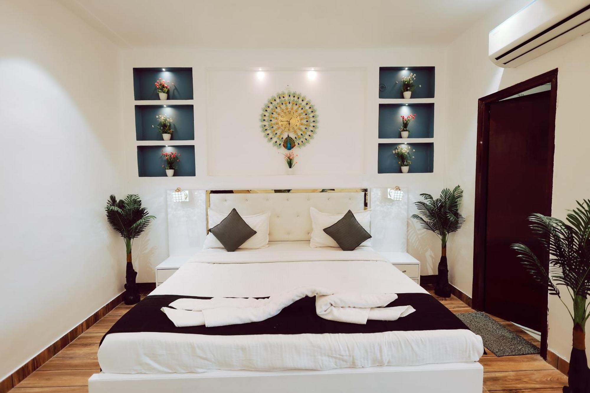 Elegance Resort Vrindavan Bagian luar foto
