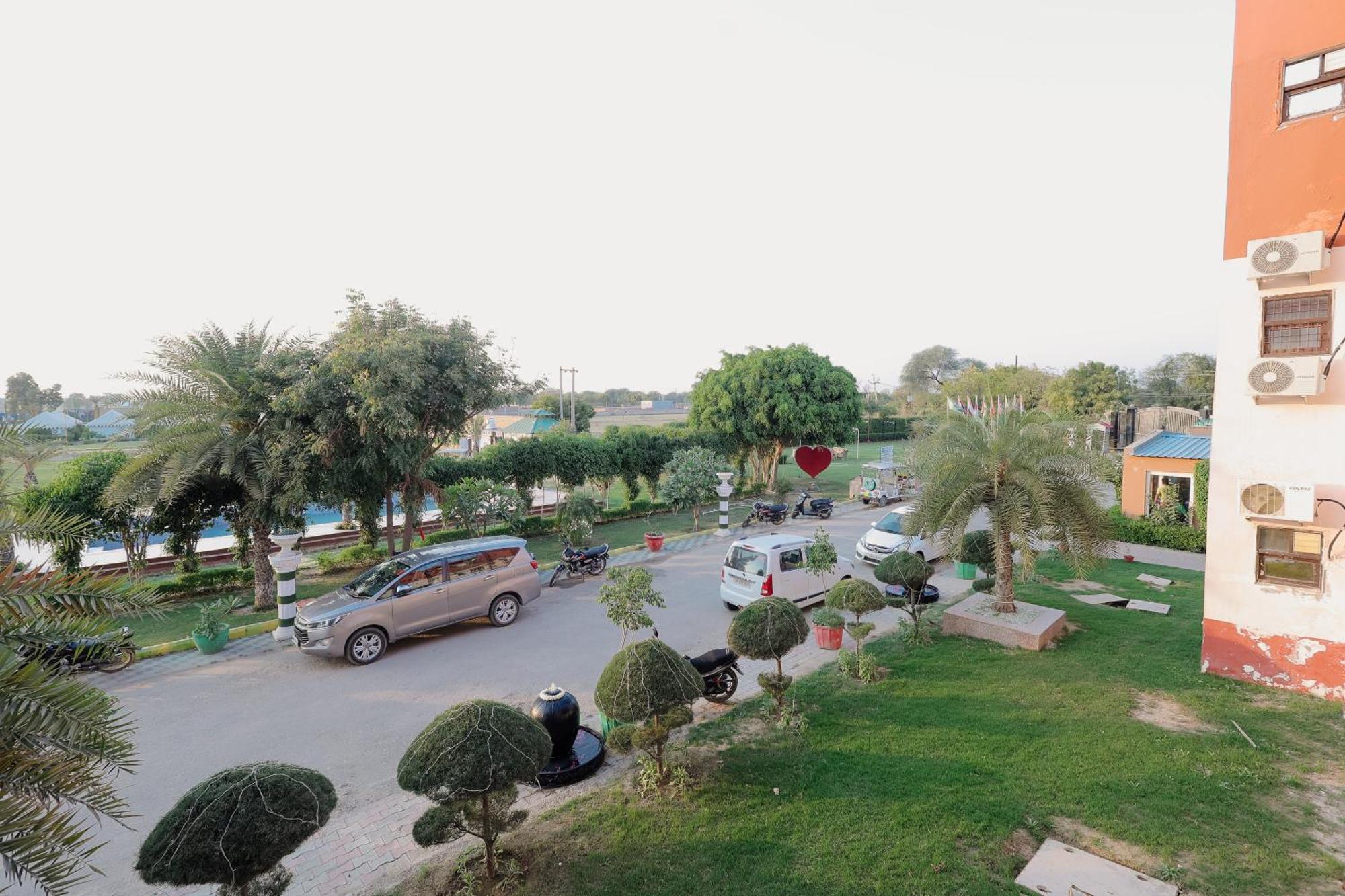 Elegance Resort Vrindavan Bagian luar foto